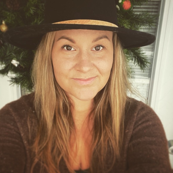 Meet your Posher, Danielle - Picture 1 of 1